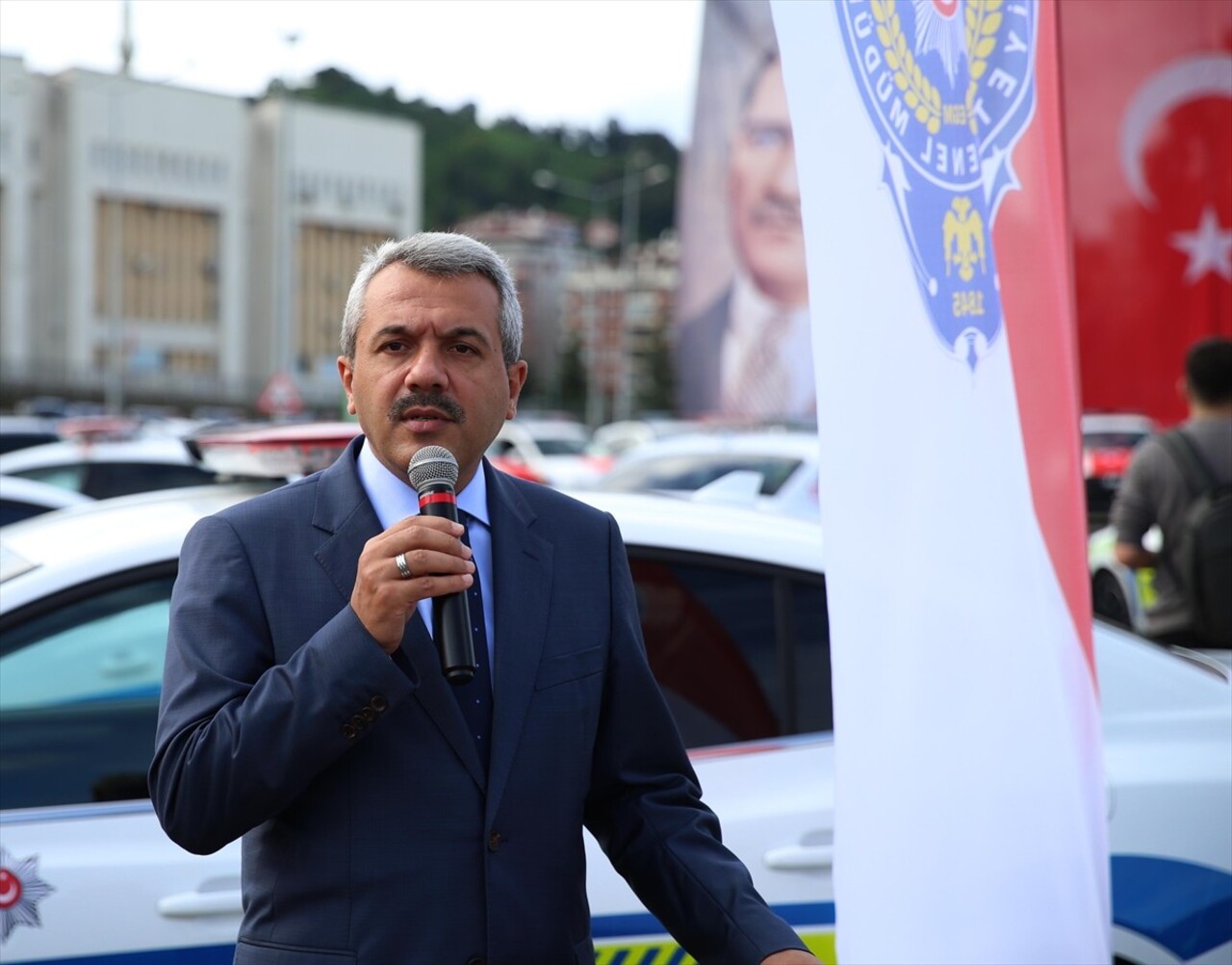 Rize Emniyet Müdürlüğüne tahsis edilen 51 araç, Çay Çarşısı Sahil Otopark'ta düzenlenen törenle...