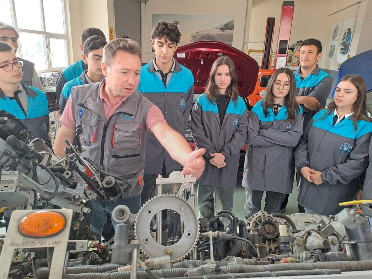 Sakarya'da meslek lisesinin motorlu araçlar teknolojisi bölümünde okuyan 4 kız öğrenci, çoğunlukla...