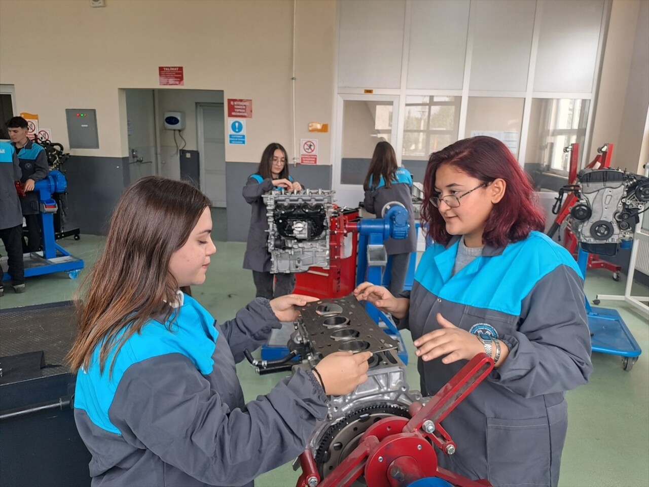 Sakarya'da meslek lisesinin motorlu araçlar teknolojisi bölümünde okuyan 4 kız öğrenci, çoğunlukla...