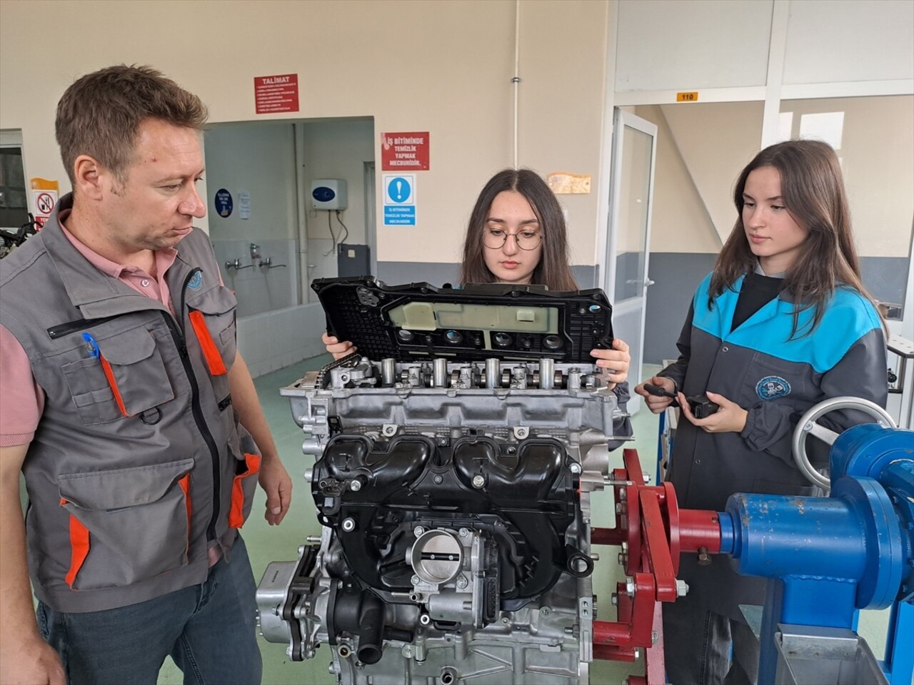 Sakarya'da meslek lisesinin motorlu araçlar teknolojisi bölümünde okuyan 4 kız öğrenci, çoğunlukla...