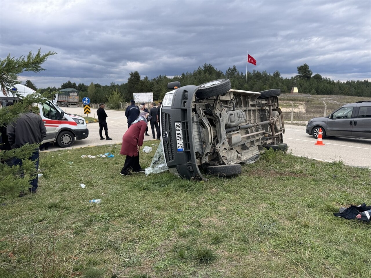 Kastamonu'da okul servisi ile tırın çarpışması sonucu 13 kişi yaralandı.