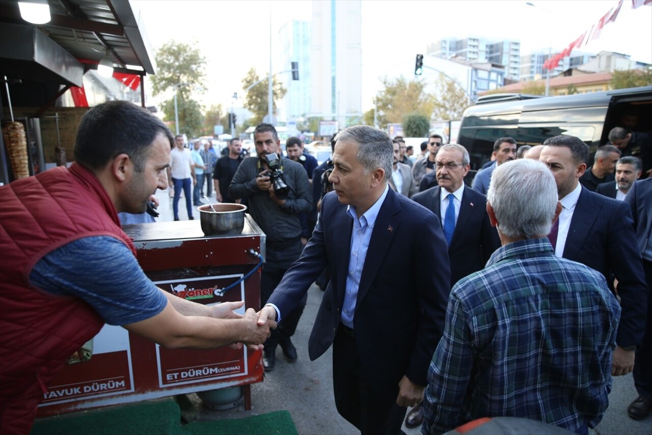 İçişleri Bakanı Ali Yerlikaya, 5,9 büyüklüğündeki depremin meydana geldiği Malatya'da depremden...