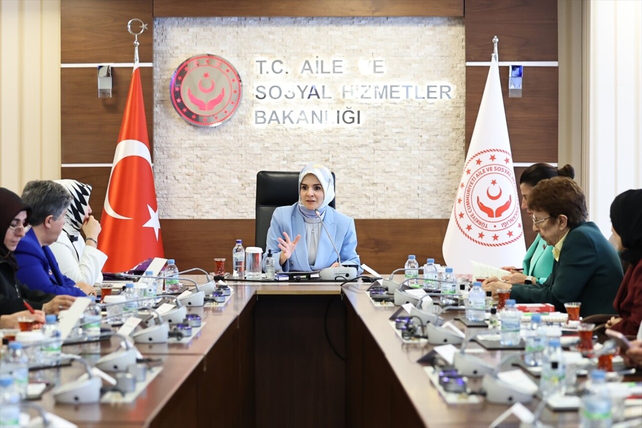 Aile ve Sosyal Hizmetler Bakanı Mahinur Özdemir Göktaş, kadınlara yönelik çalışmalar yapan sivil...