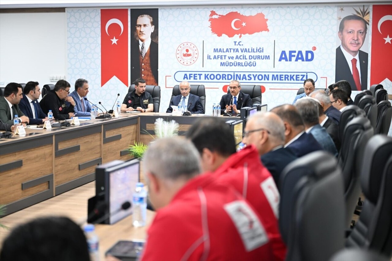 Malatya'nın Kale ilçesinde meydana gelen 5,9 büyüklüğündeki depremin ardından Vali Seddar Yavuz...