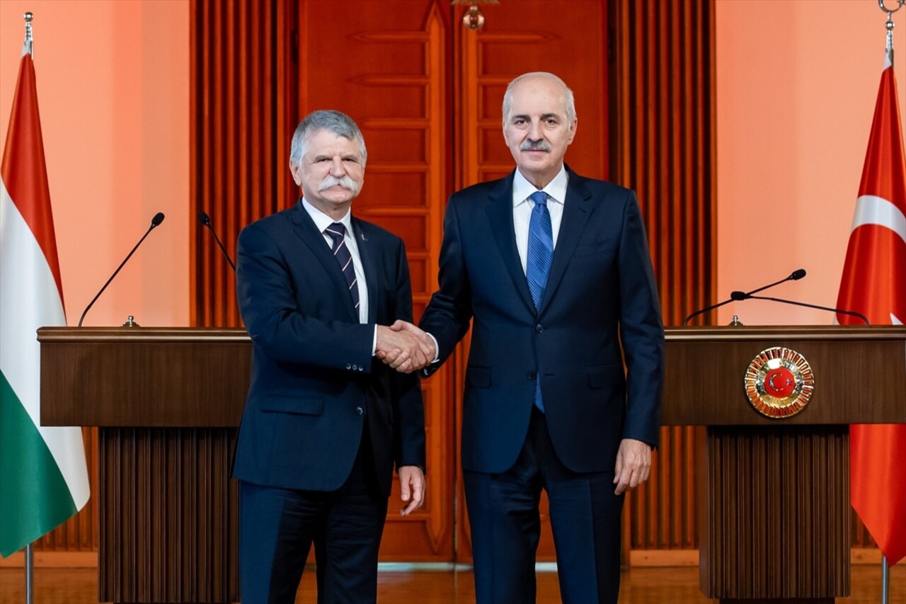 TBMM Başkanı Numan Kurtulmuş (sağda), Türkiye’ye resmi ziyaret gerçekleştiren Macaristan Ulusal...