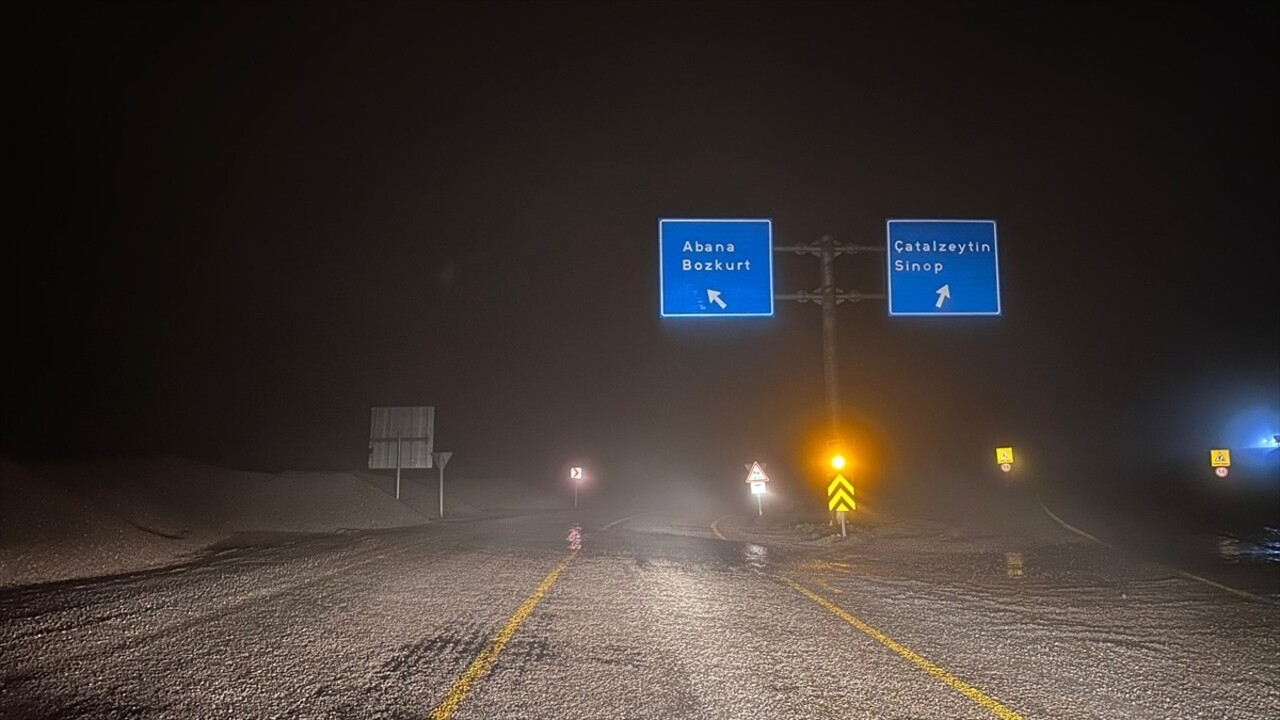 Kastamonu'nun yüksek kesimlerinde kar yağışı görüldü.