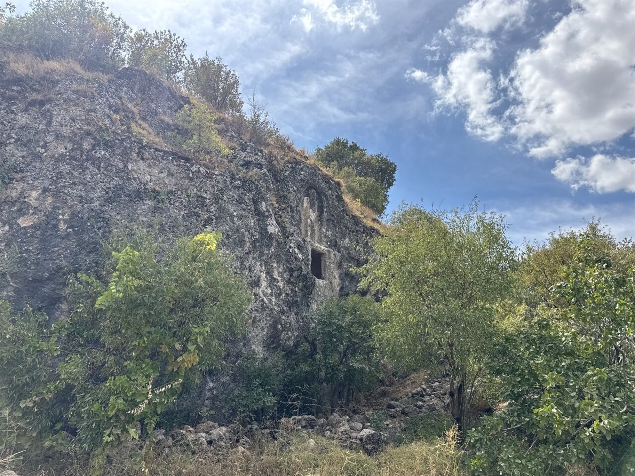 Adıyaman'ın Gölbaşı ilçesinde Roma dönemine ait 1700 yıllık oda mezar bulundu.