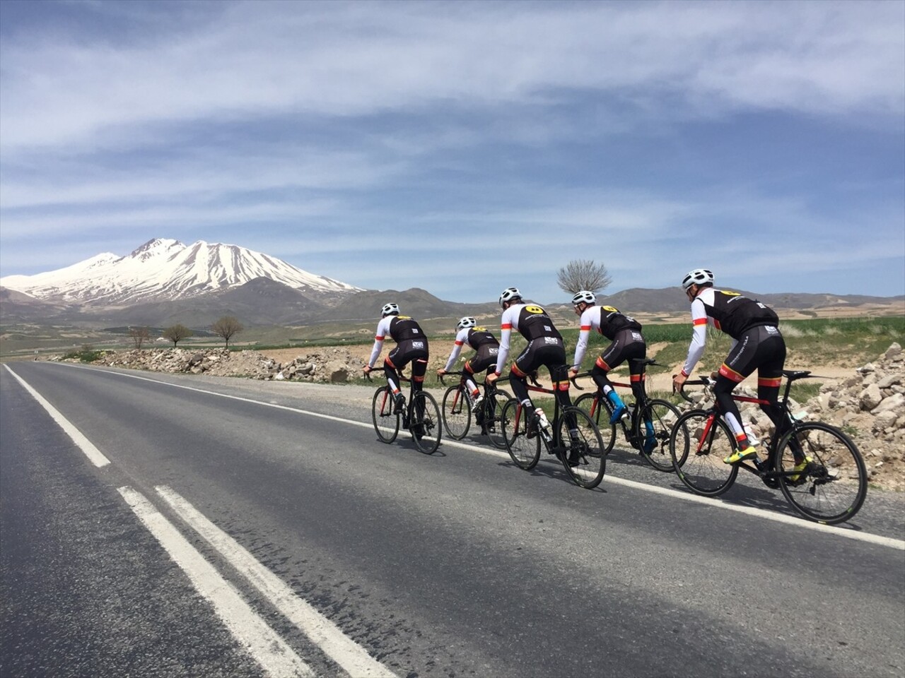 Erciyes Kayak Merkezinde Kayseri Büyükşehir Belediyesince yapılan tesisler, futboldan tenise...