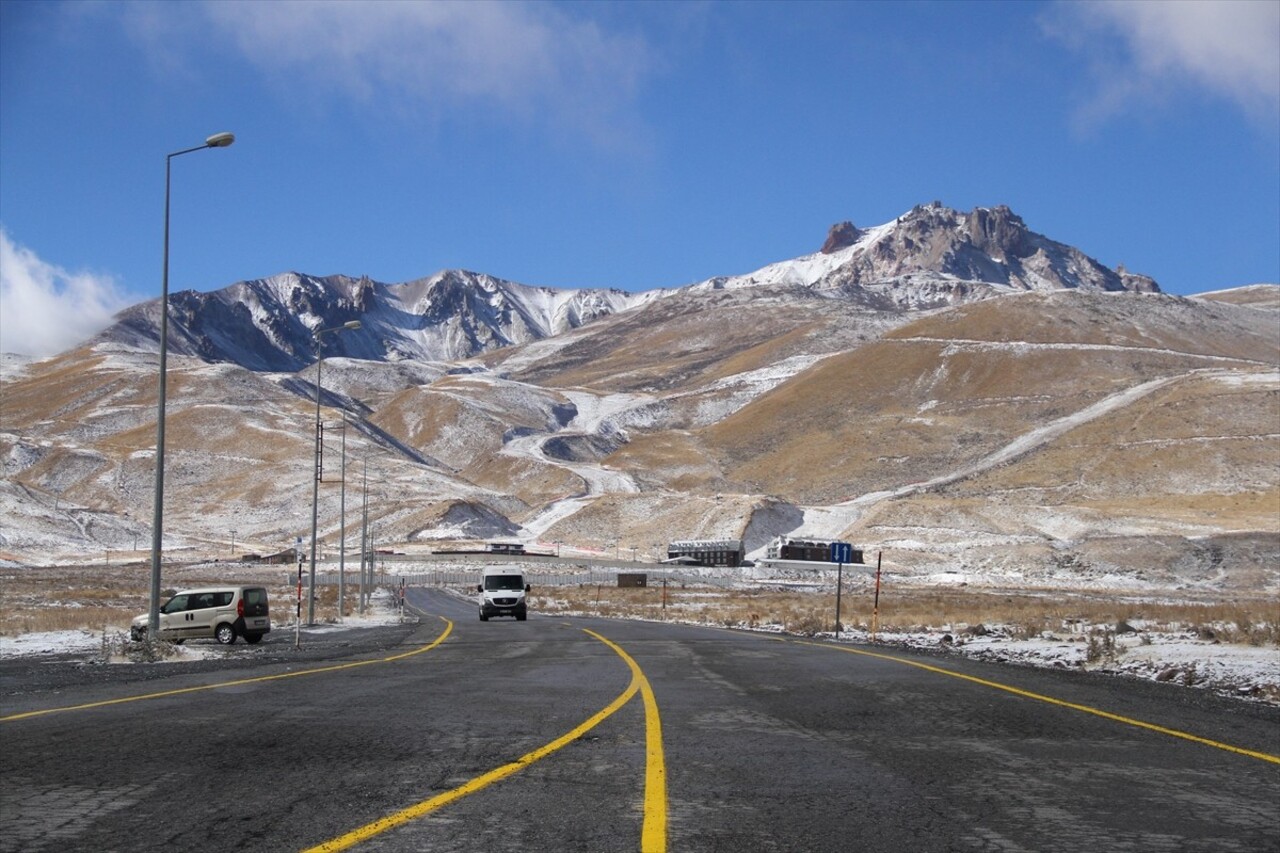 Türkiye'nin önemli kış turizm merkezlerinden Erciyes'e kar yağdı. Gece 3 bin 917 rakımlı Erciyes...