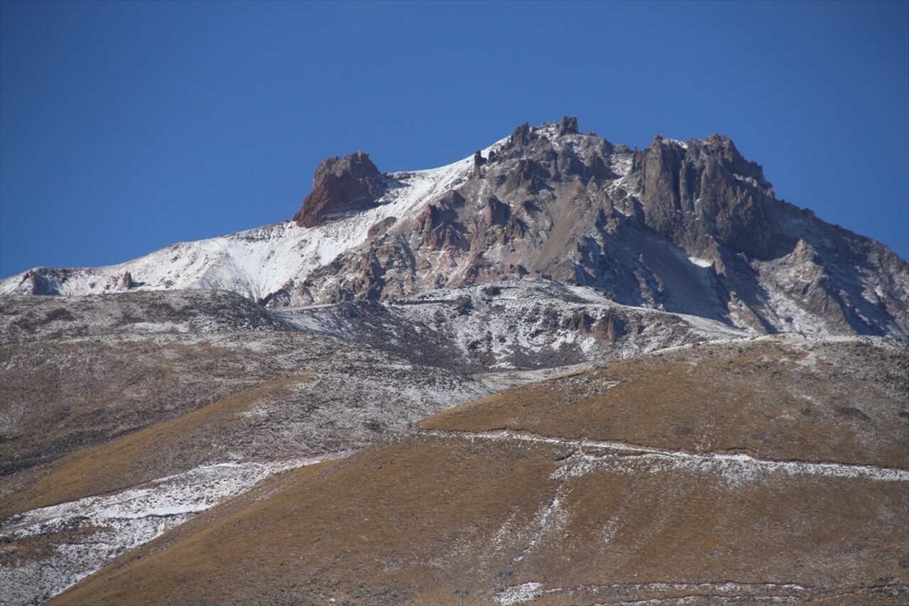 Türkiye'nin önemli kış turizm merkezlerinden Erciyes'e kar yağdı. Gece 3 bin 917 rakımlı Erciyes...