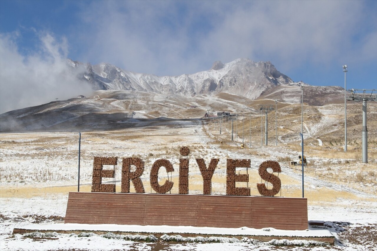 Türkiye'nin önemli kış turizm merkezlerinden Erciyes'e kar yağdı. Gece 3 bin 917 rakımlı Erciyes...