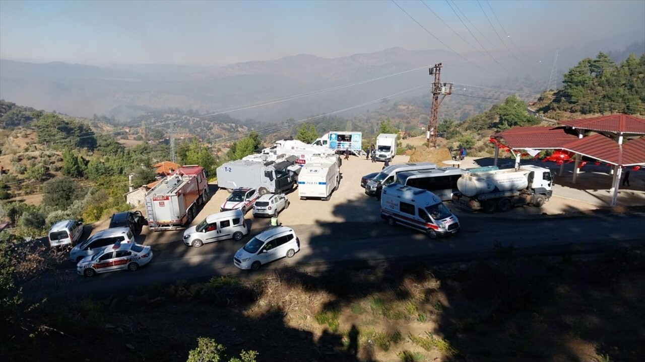 Muğla'nın Dalaman ilçesi Taşbaşı Mahallesi'nde çıkan orman yangınına havadan ve karadan müdahale...