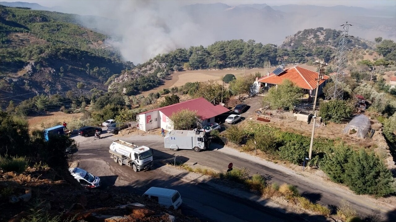 Muğla'nın Dalaman ilçesi Taşbaşı Mahallesi'nde çıkan orman yangınına havadan ve karadan müdahale...