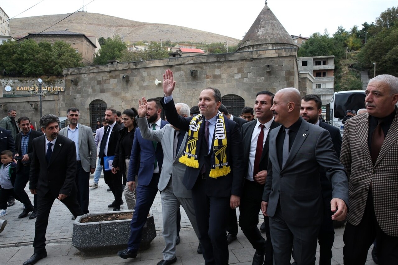 Yeniden Refah Partisi Genel Başkanı Fatih Erbakan, Bitlis'te esnafı ziyaret etti, kent...