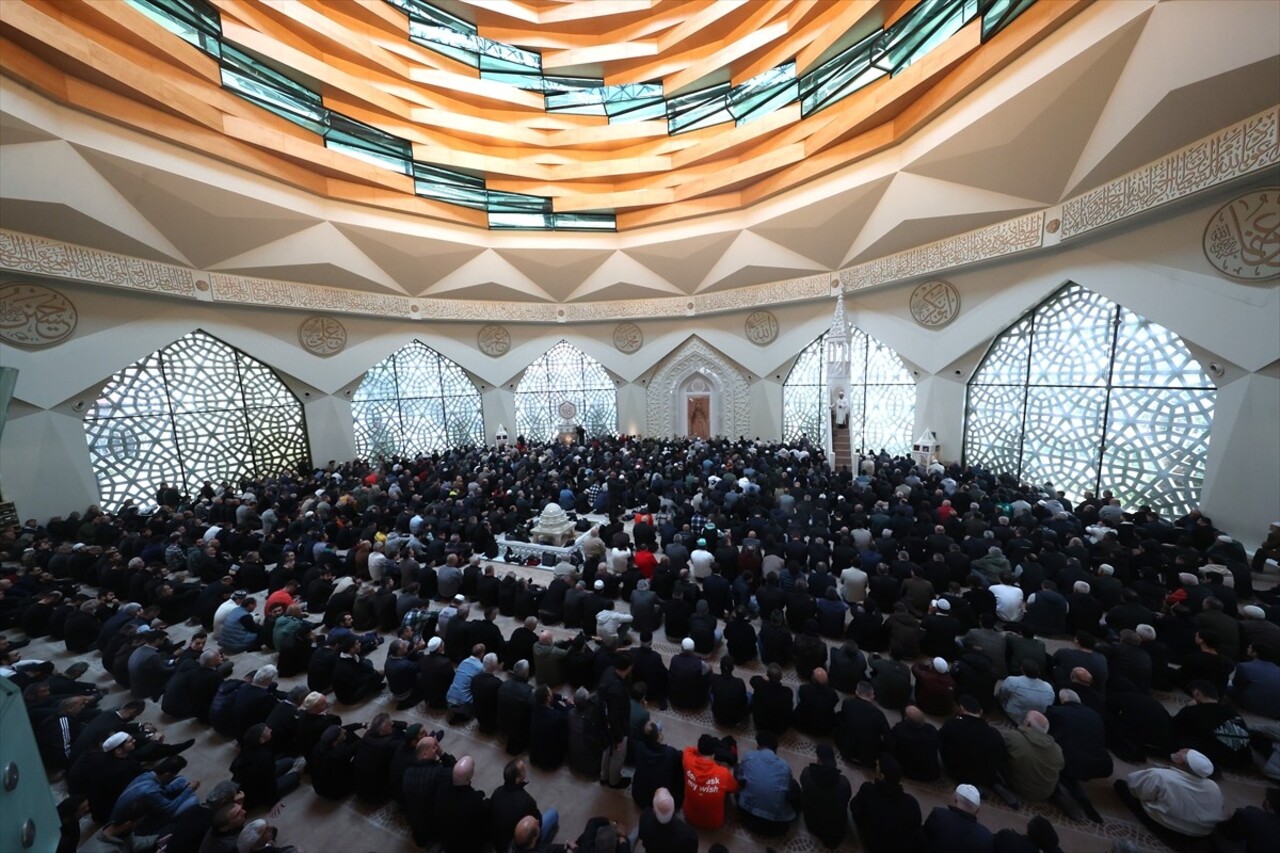  Diyanet İşleri Başkanı Ali Erbaş, Marmara Üniversitesi İlahiyat Fakültesi Camisi'nde hutbe irat...