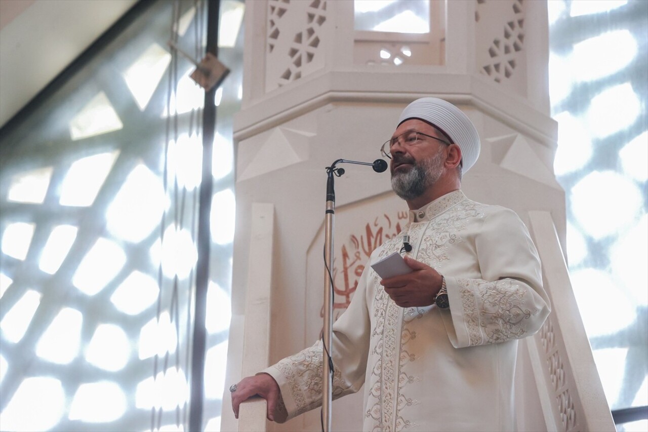  Diyanet İşleri Başkanı Ali Erbaş, Marmara Üniversitesi İlahiyat Fakültesi Camisi'nde hutbe irat...