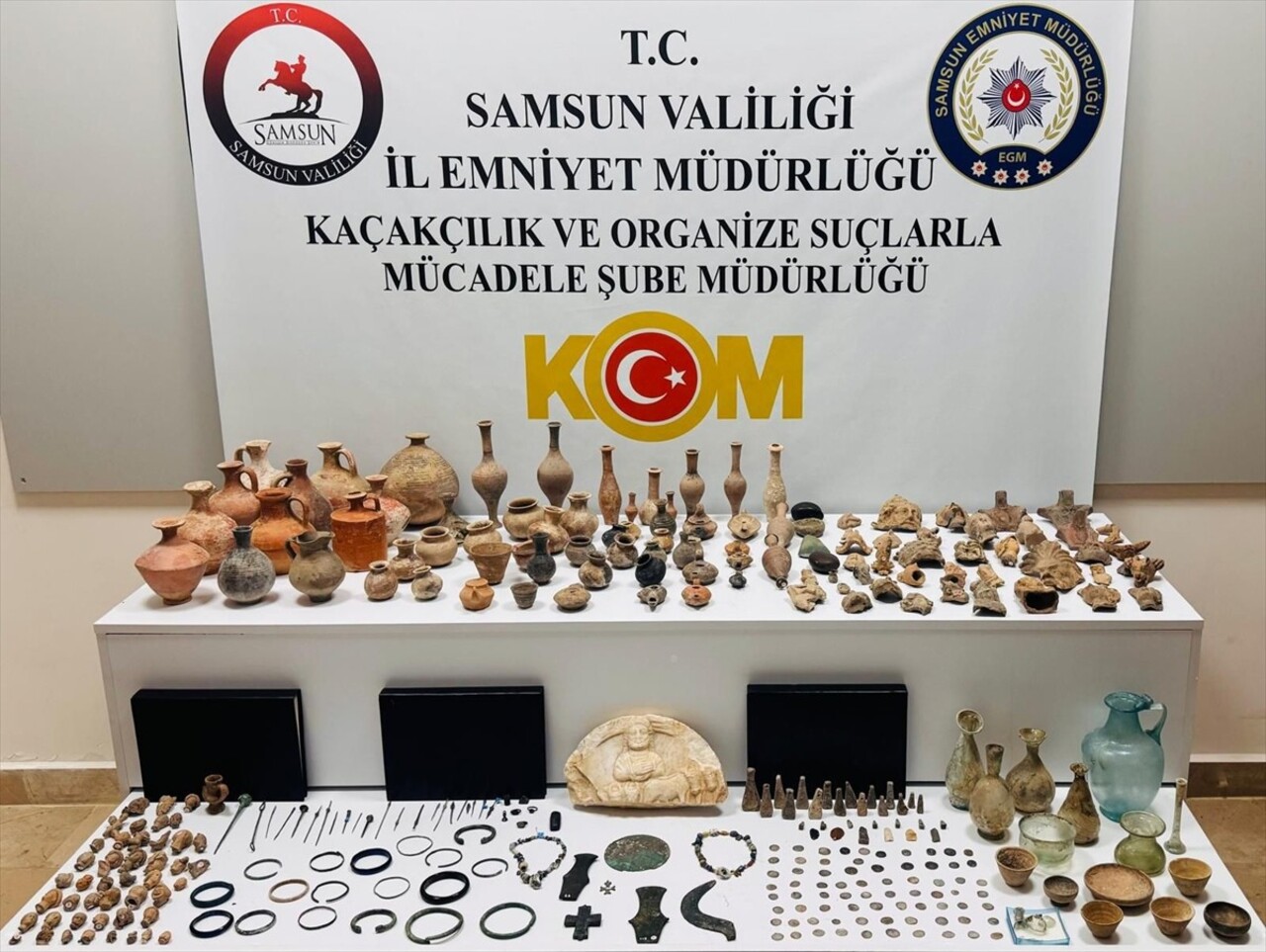 Samsun'un Atakum ilçesinde tarihi eser kaçakçılarına yönelik operasyonda bir şüpheli gözaltına...