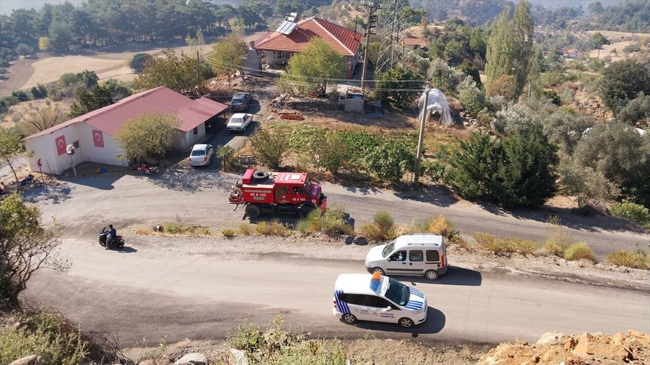 Muğla'nın Dalaman ilçesi Taşbaşı Mahallesi'nde ormanlık alanda ormanlık alanda çıkan yangına...