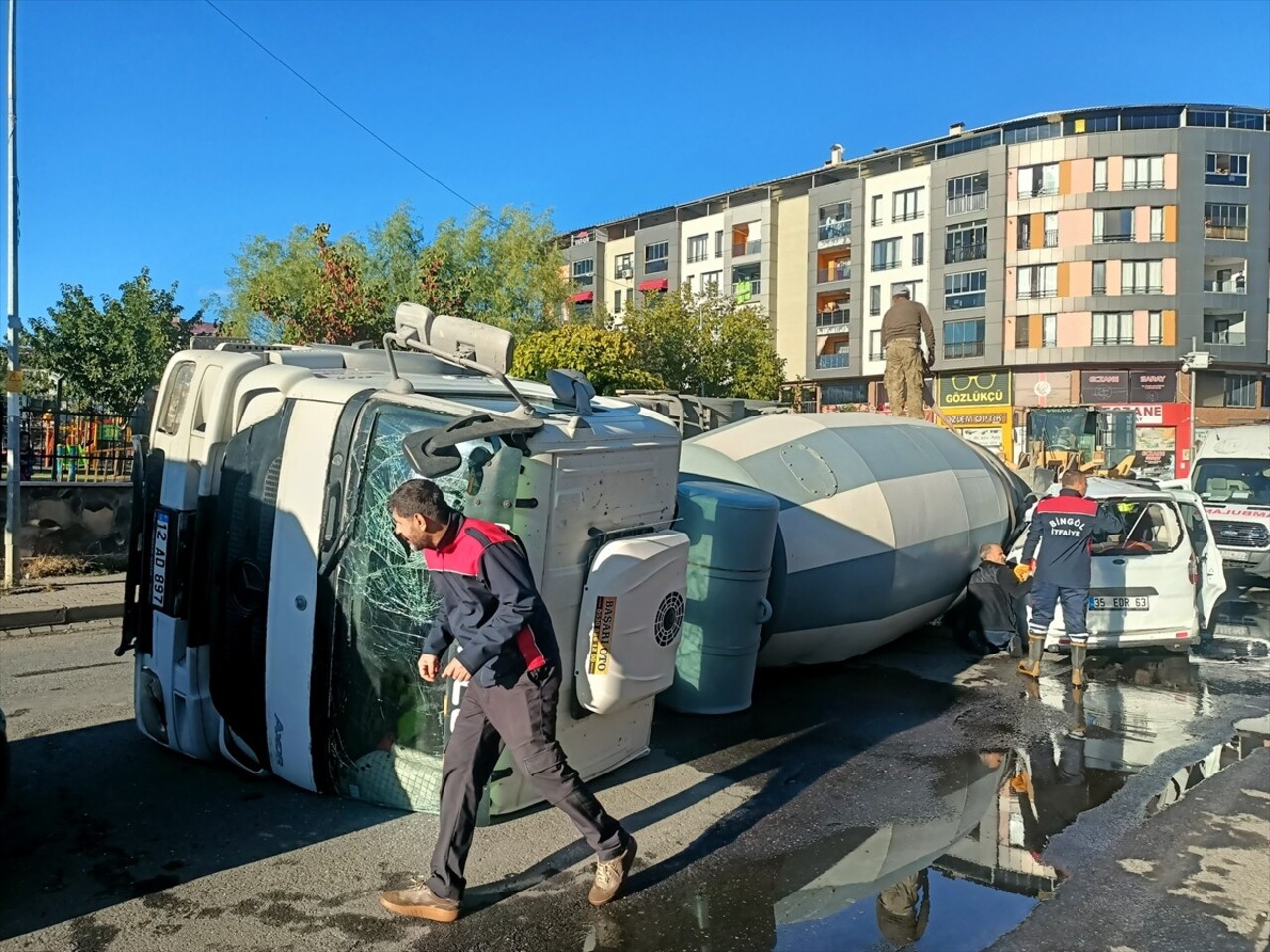 Bingöl’de beton mikserinin hafif ticari aracın üzerine devrilmesi sonucu 3 kişi yaralandı. Olay...