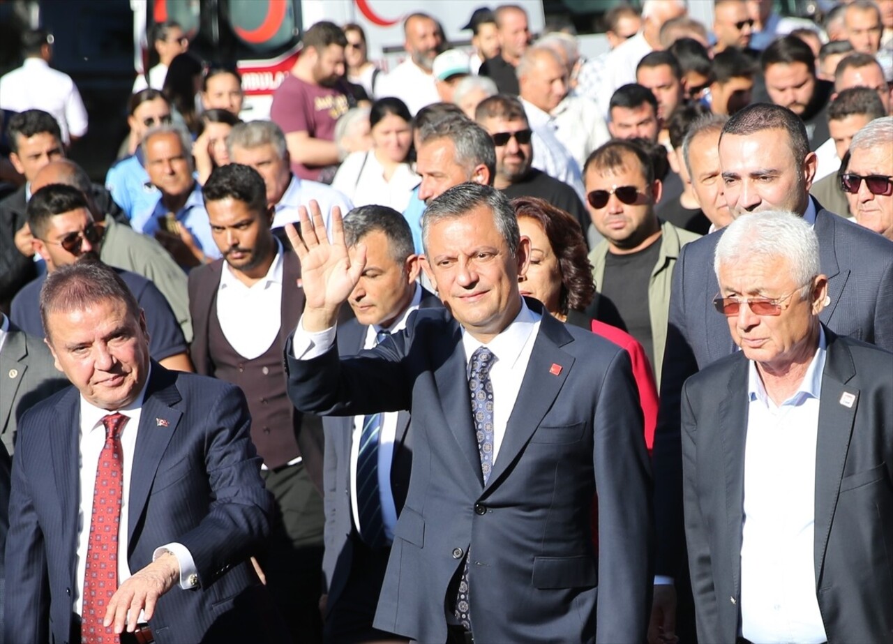 CHP Genel Başkanı Özgür Özel, Antalya'nın Gazipaşa ilçesinde 14. Çekirdeksiz Nar ve Tropikal Meyve...