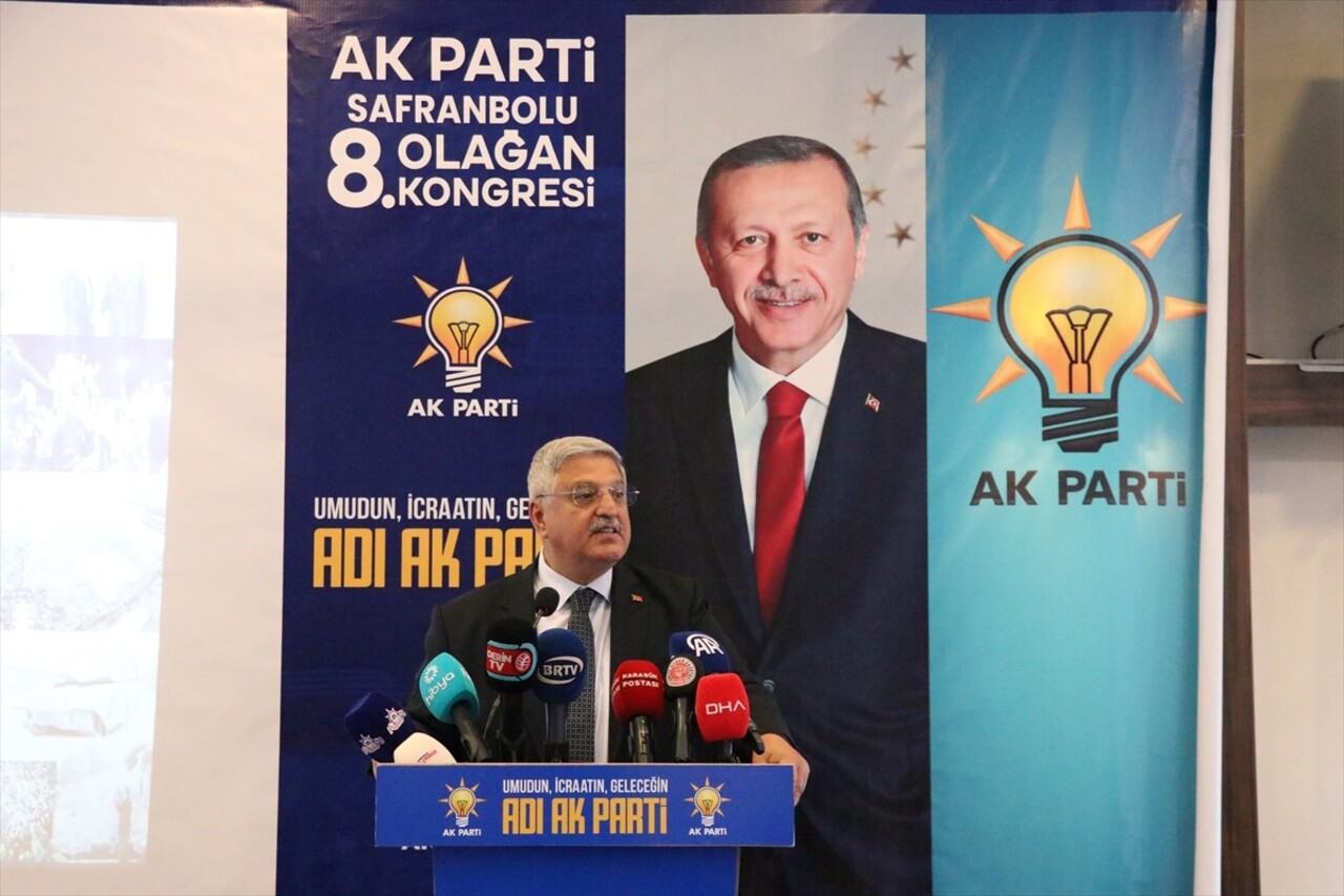 AK Parti Genel Başkan Yardımcısı Vedat Demiröz (sol 2), Karabük'ün Safranbolu ilçesindeki Sunal...