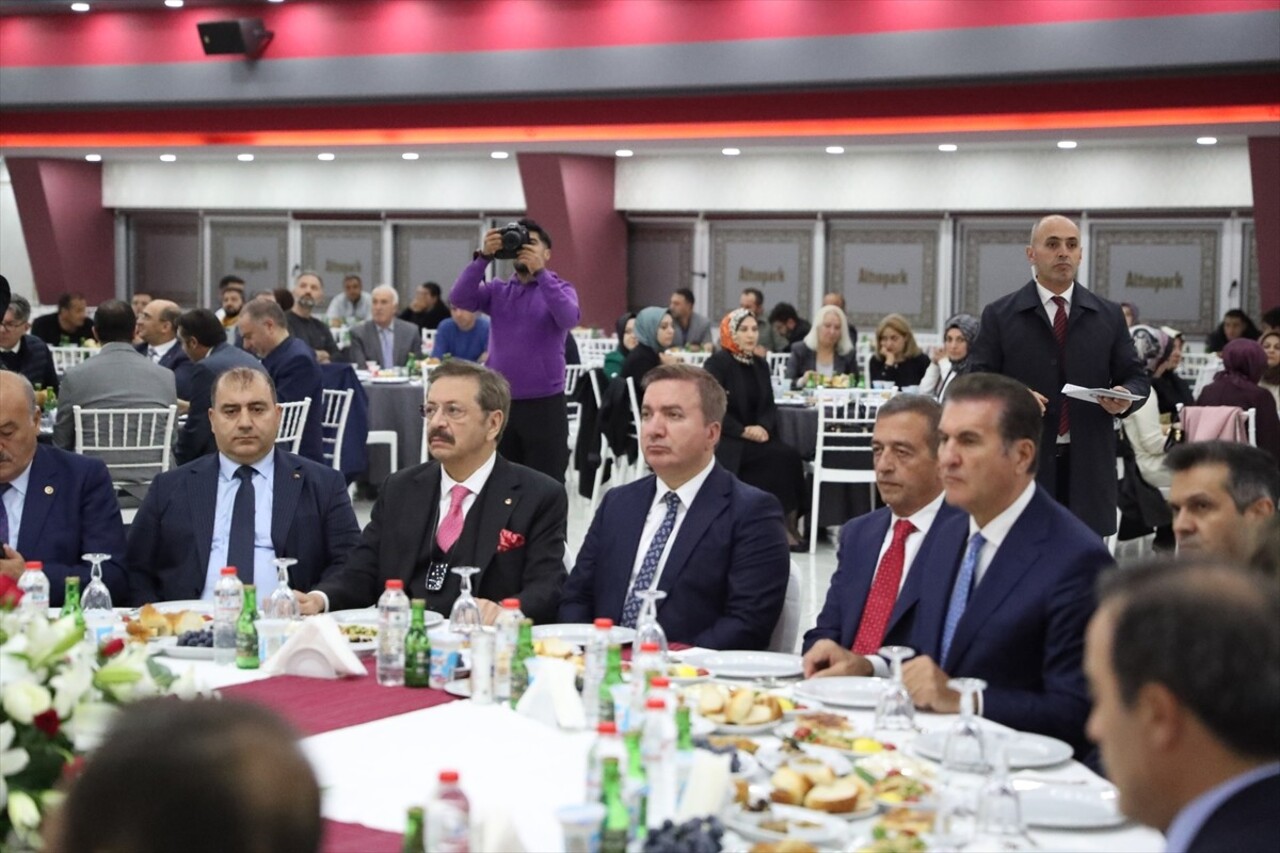 Dünya Odalar Federasyonu (WCF) ve Türkiye Odalar ve Borsalar Birliği (TOBB) Başkanı Rıfat...