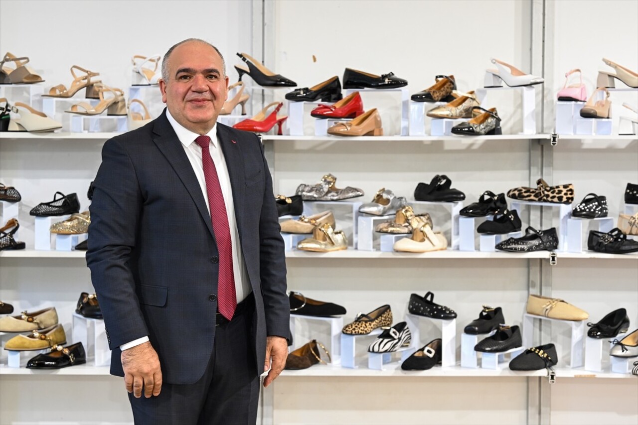 Bu yıl 17'incisi düzenlenen Eksposhoes Ayakkabı Saraciye ve Moda Fuarı, yerli firmalar ile yabancı...