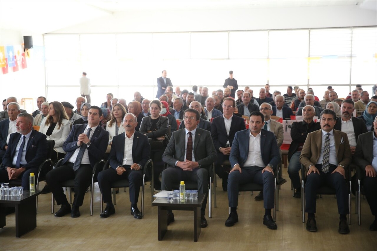 AK Parti Genel Başkan Yardımcısı Nihat Zeybekci (sol 4) Baklan Belediyesi Konferans Salonu'nda...