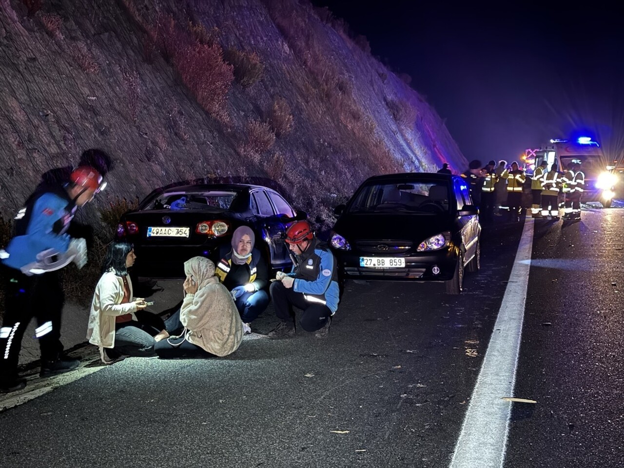 İstanbul-İzmir Otoyolu'nun Balıkesir kesiminde 5 aracın tırdan yola düşen tomruklara çarpması...