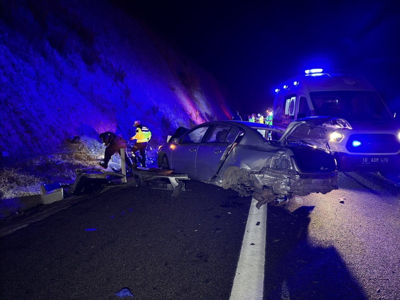 İstanbul-İzmir Otoyolu'nun Balıkesir kesiminde 5 aracın tırdan yola düşen tomruklara çarpması...