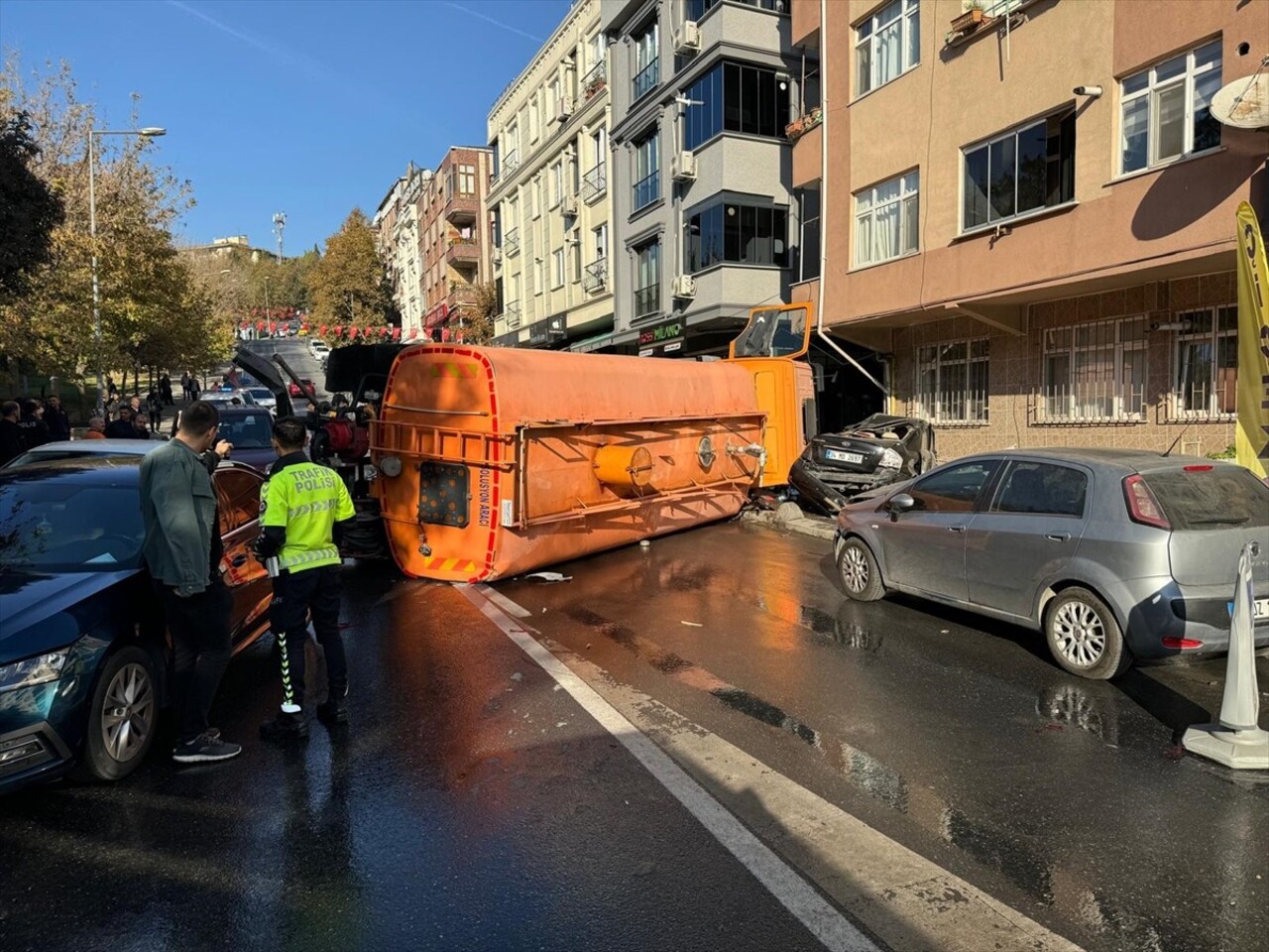 Bayrampaşa'da, İstanbul Büyükşehir Belediyesine (İBB) ait yol bakım aracının 8 araca çarpması...