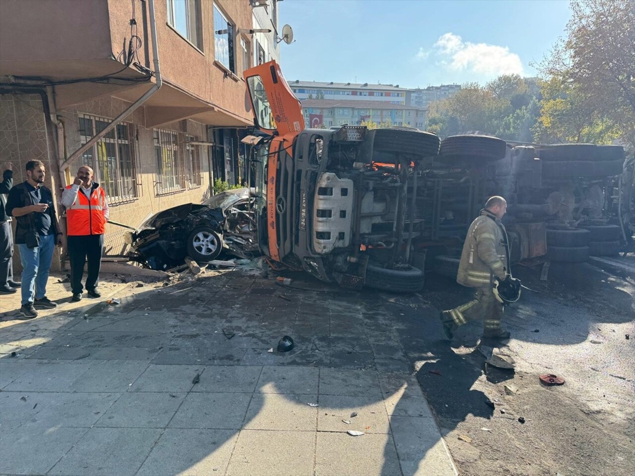 Bayrampaşa'da, İstanbul Büyükşehir Belediyesine (İBB) ait yol bakım aracının 8 araca çarpması...