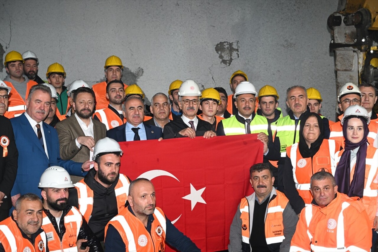  Ulaştırma ve Altyapı Bakanı Abdulkadir Uraloğlu, Çamlıhemşin Tüneli'ndeki ışık görme törenine...