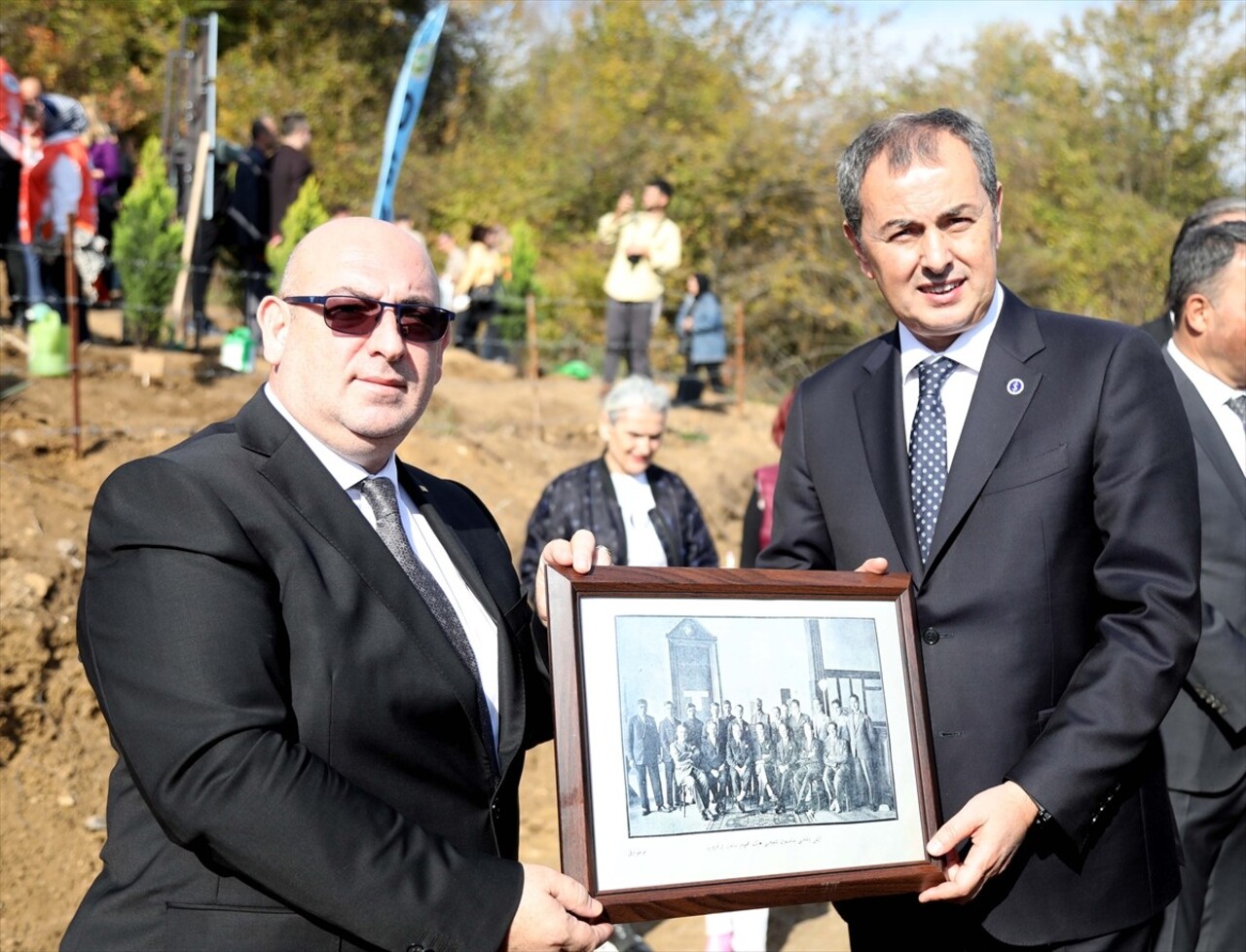 İş Bankası Genel Müdürü Hakan Aran (sağda), 81 İlde 81 Orman Projesi kapsamında geldiği Samsun'da...