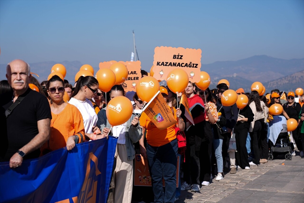 İzmir'de 2-8 Kasım Lösemili Çocuklar Haftası kapsamında, lösemili çocukların tedavilerine yönelik...