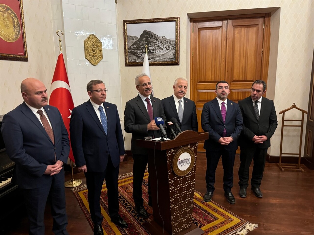 Ulaştırma ve Altyapı Bakanı Abdulkadir Uraloğlu (ortada), Kars Valiliği'nde düzenlenen İl...