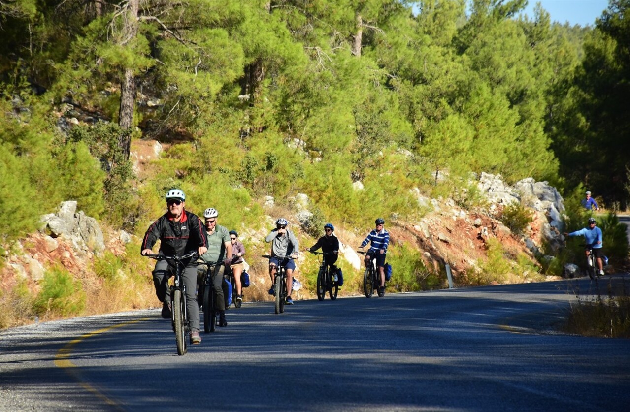 Muğla'nın Bodrum ilçesine yolcu gemileriyle gelen yabancı turistler, katıldıkları bisiklet...