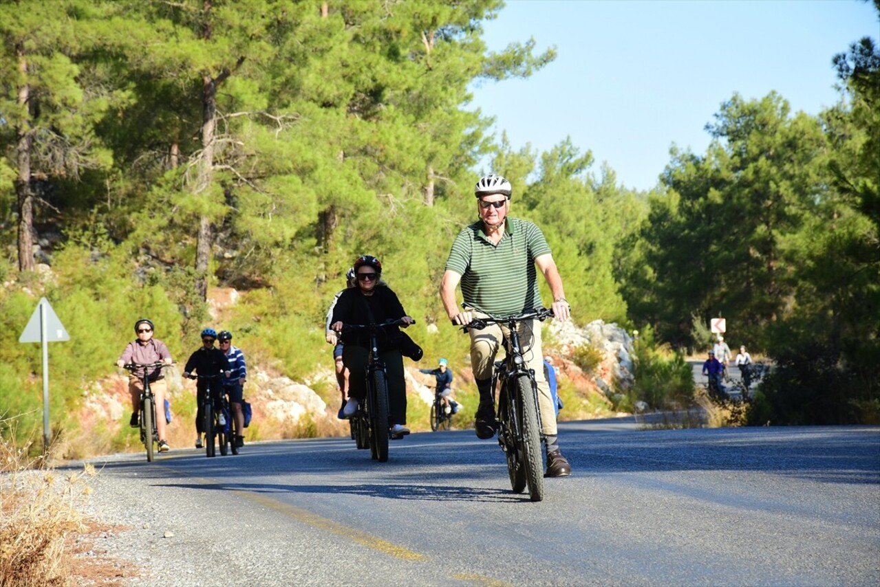 Muğla'nın Bodrum ilçesine yolcu gemileriyle gelen yabancı turistler, katıldıkları bisiklet...