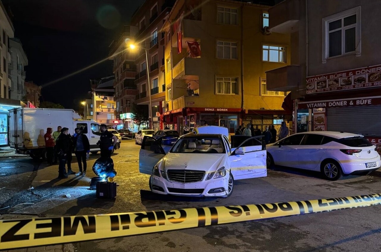 Sancaktepe'de bir iş yerini kurşunladıktan sonra otomobille kaçan şüpheliler, 2 araca çarparak...