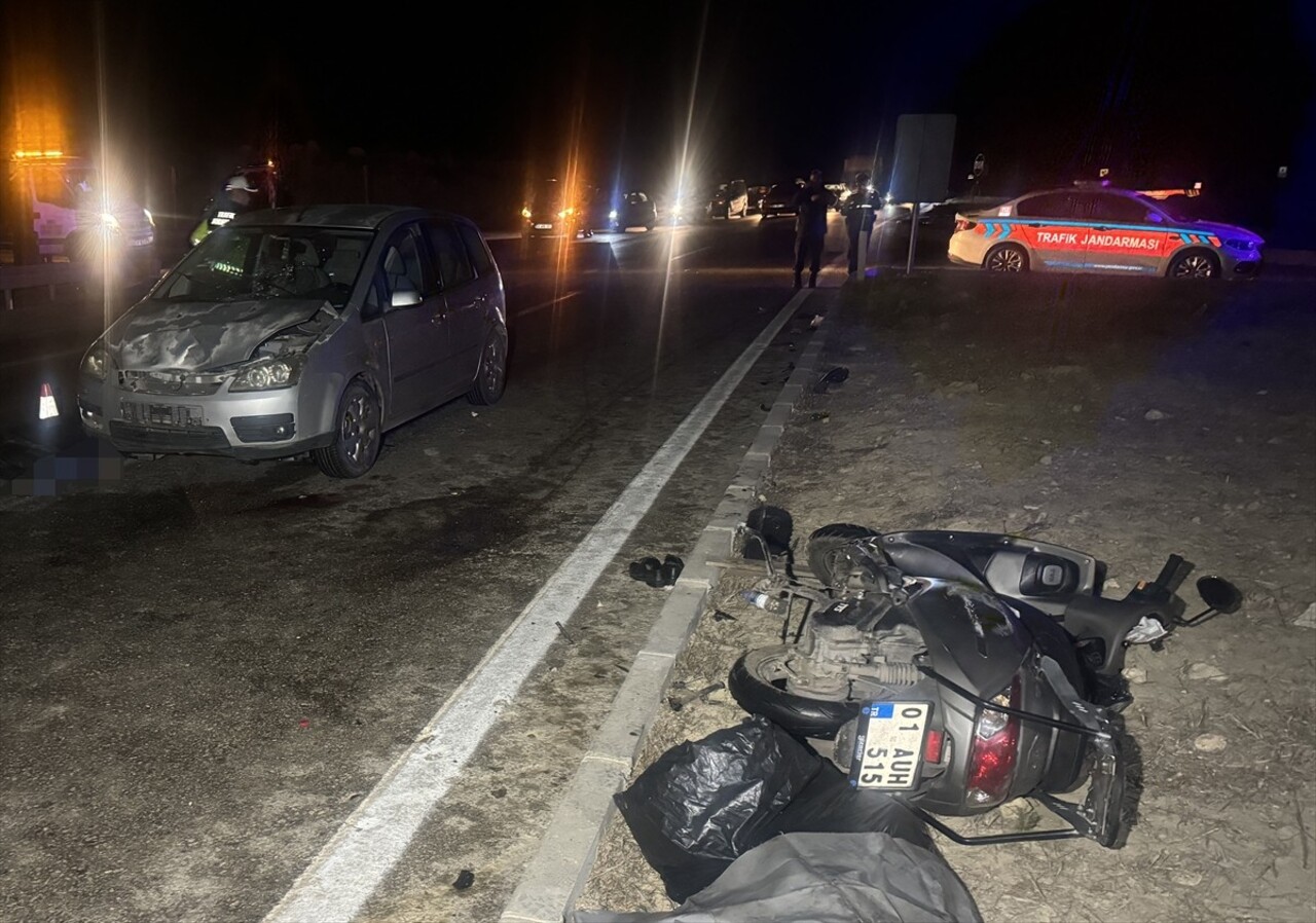 Adana'da iki otomobil ve bir motosikletin karıştığı trafik kazasında 1 kişi öldü, 3 kişi...