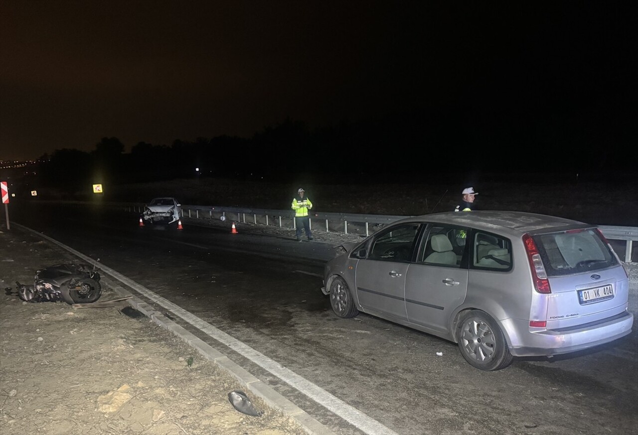 Adana'da iki otomobil ve bir motosikletin karıştığı trafik kazasında 1 kişi öldü, 3 kişi...