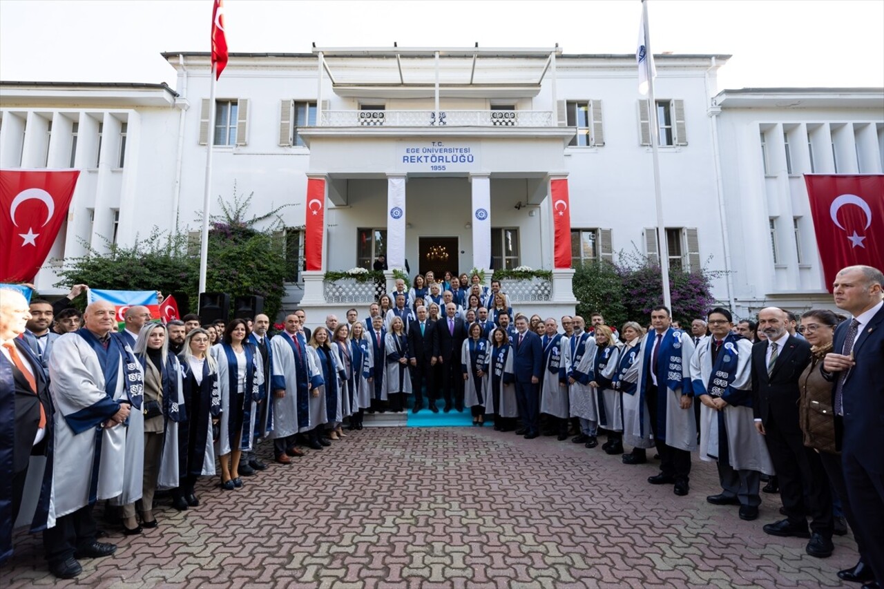 TBMM Başkanı Numan Kurtulmuş, çeşitli programlara katılmak üzere geldiği İzmir'de Ege Üniversitesi...