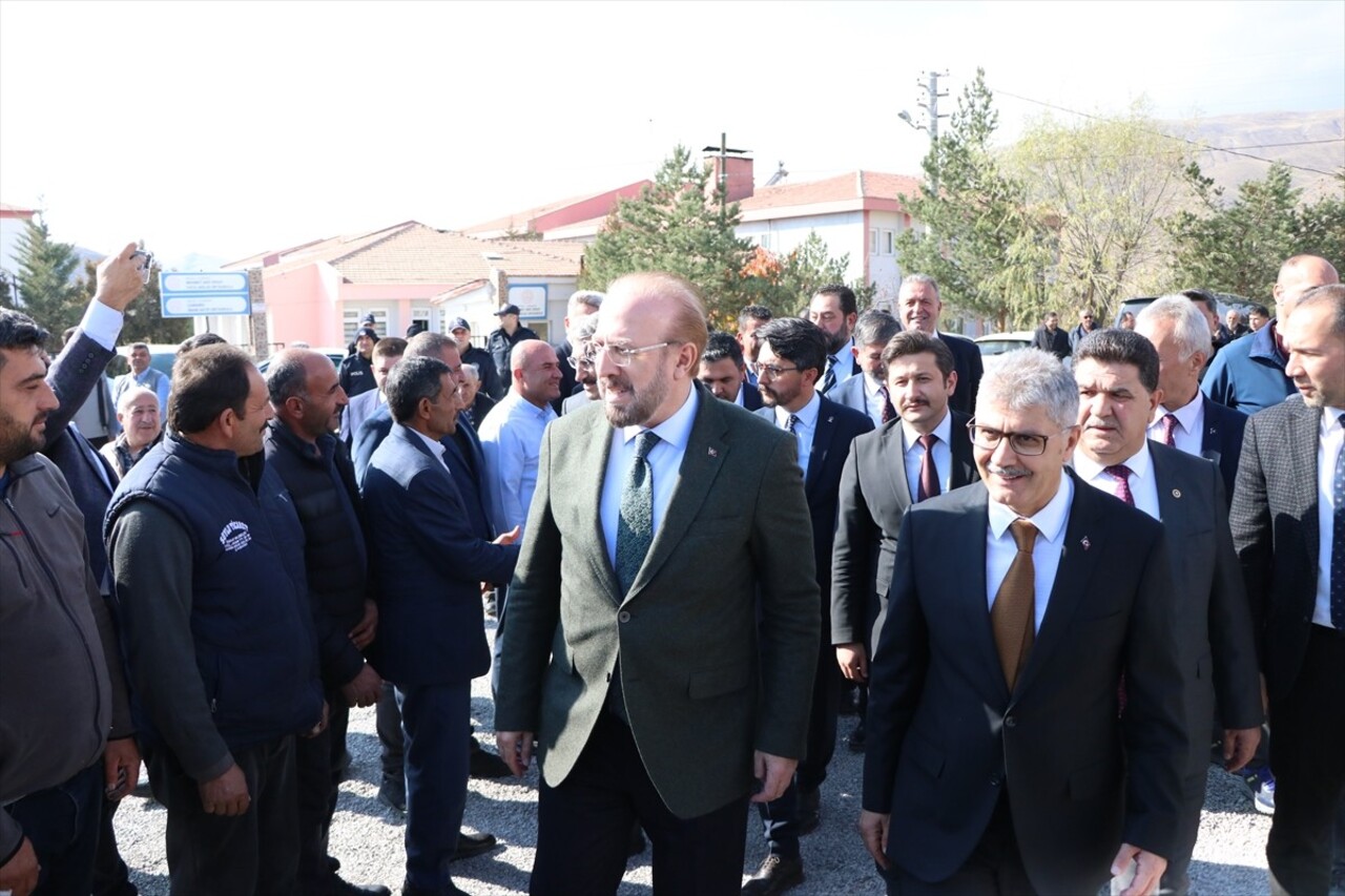 Enerji ve Tabii Kaynaklar Bakan Yardımcısı Nevzat Şatıroğlu (sağ2), Çamardı ilçesinde düzenlenen...