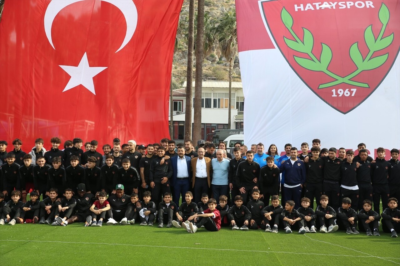 Trendyol Süper Lig ekibi Atakaş Hatayspor'un kulüp başkanı Levent Mıstıkoğlu, teknik direktör Rıza...