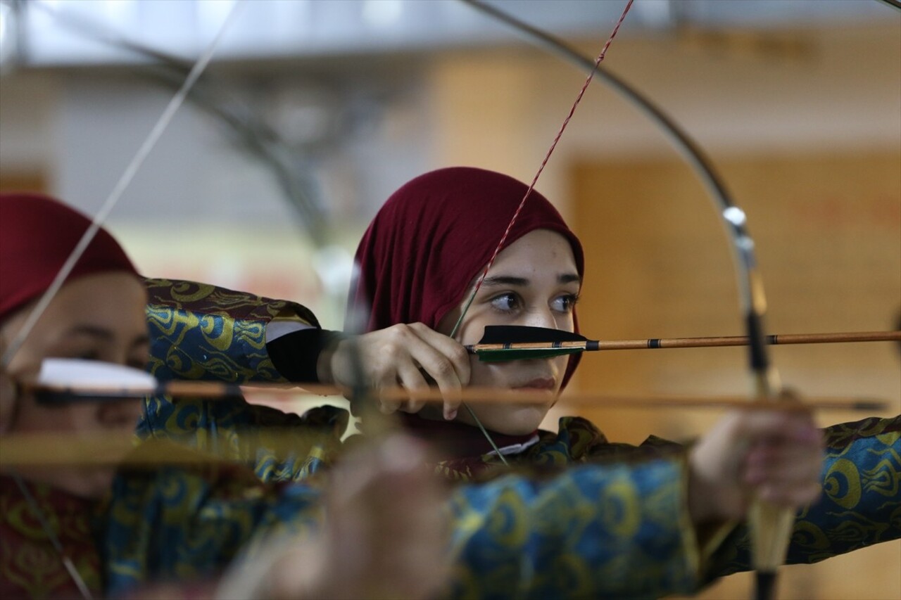 Bursa'da faaliyet gösteren Akıncılar Geleneksel Okçuluk Spor Kulübünün üyeleri, ulusal...