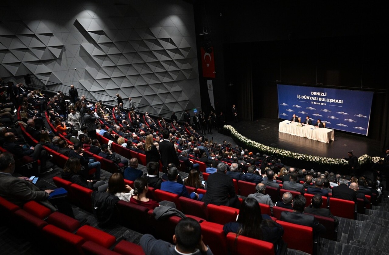 Cumhurbaşkanı Yardımcısı Cevdet Yılmaz (ortada), Nihat Zeybekci Kongre ve Kültür Merkezinde...