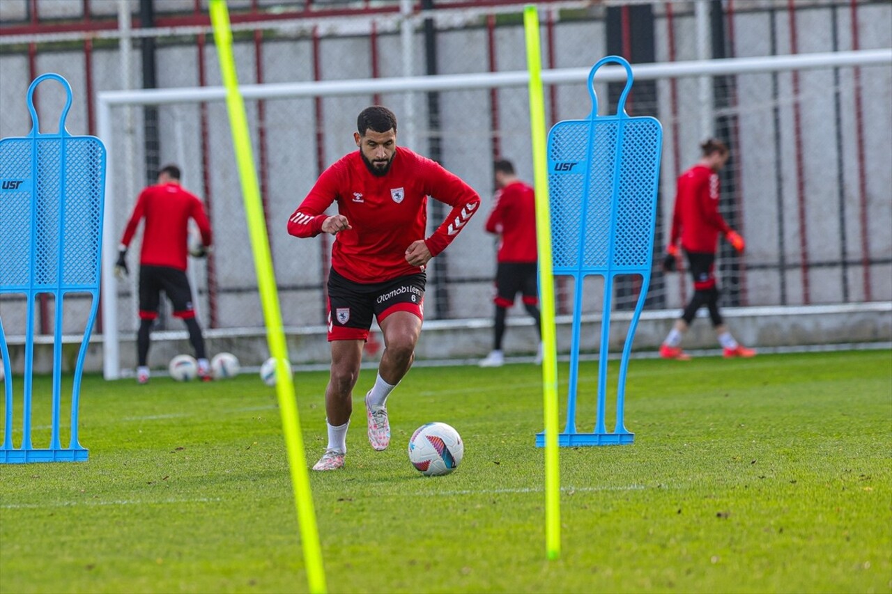 Trendyol Süper Lig ekiplerinden Samsunspor oyuncuları, Nuri Asan Tesisleri'nde teknik direktör...