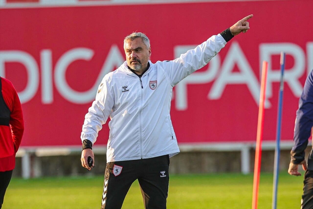 Trendyol Süper Lig ekiplerinden Samsunspor oyuncuları, Nuri Asan Tesisleri'nde teknik direktör...