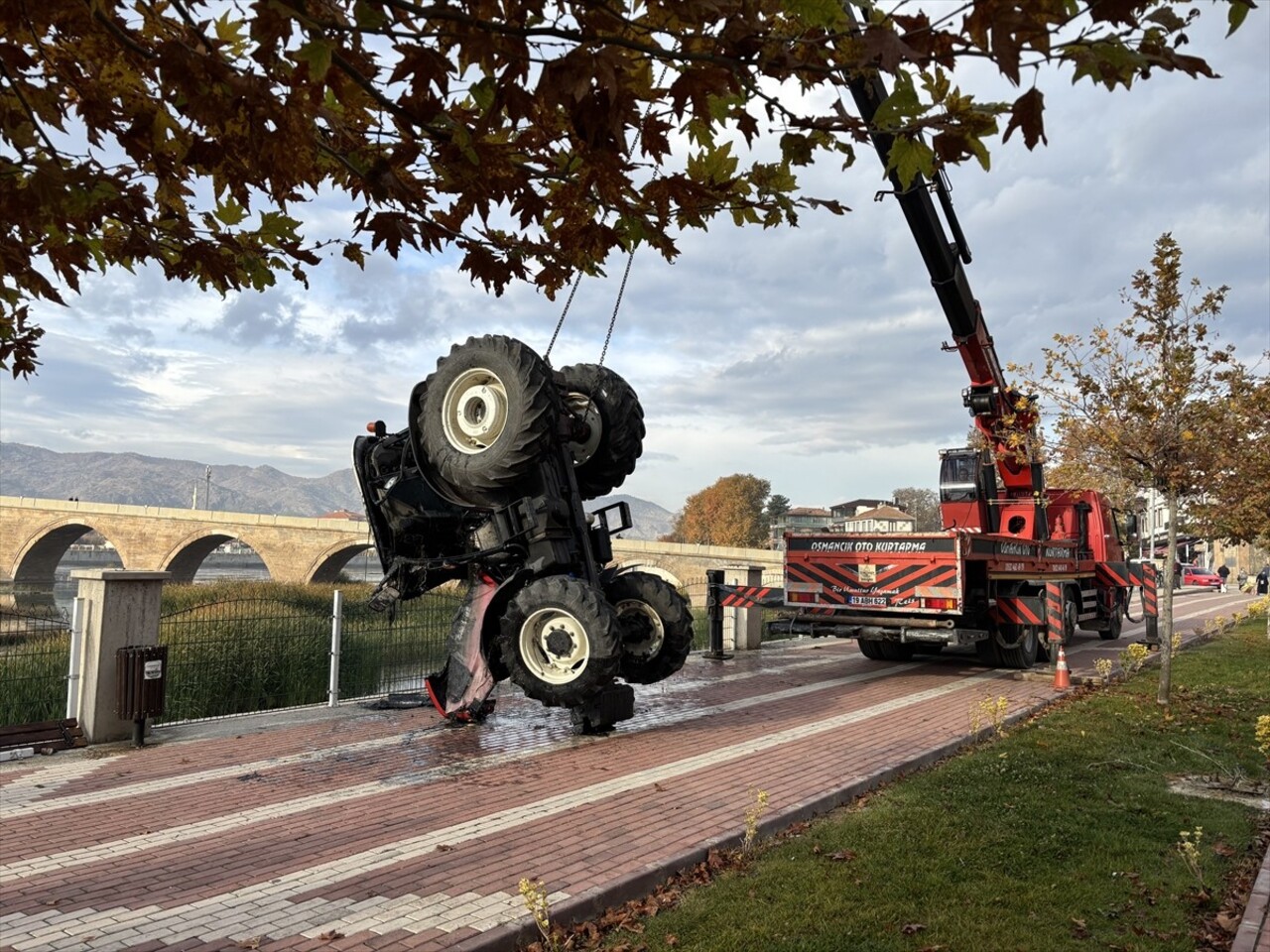 Çorum'un Osmancık ilçesinde Kızılırmak Nehri'ne düşen traktörün sürücüsü yaralandı. Traktör...