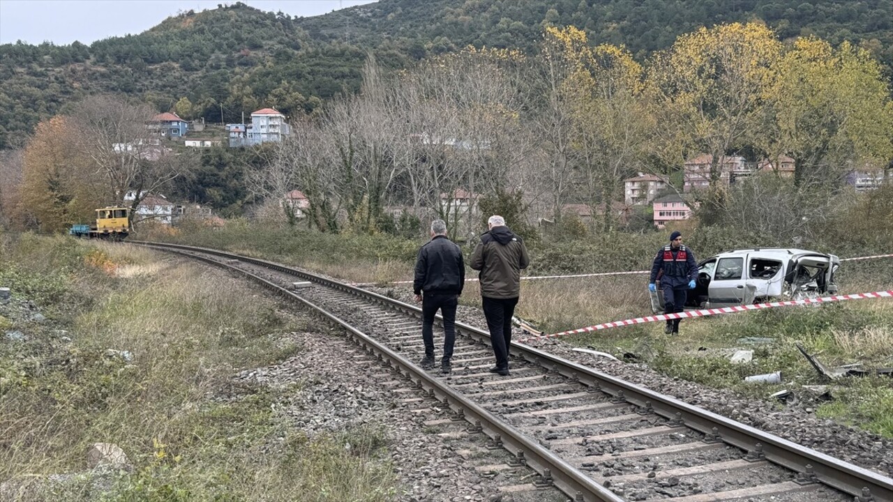 Zonguldak'ın Kilimli ilçesinde bakım treninin, kapalı bariyerden geçmeye çalışan hafif ticari...